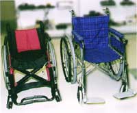 一般の車椅子とコンパクトな車椅子