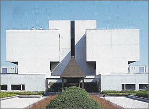 日本バイオアッセイ研究センター　正面からの写真